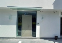 Pensilina in vetro temperato 240cm sbalzo 150 cm