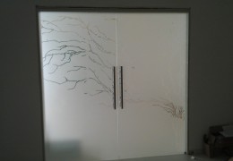 Porta scorrevole a scrigno con disegno sabbiato
