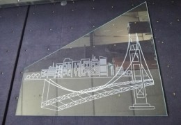 Vetro ultrachiaro con disegno inciso