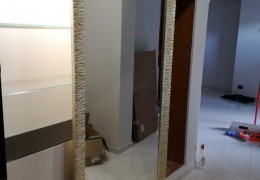 Porta/specchiera con meccanismo scorrevole a scomparsa