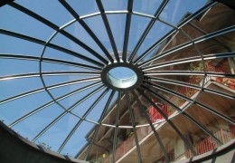 Lucernario a cupola con vetro temperato e stratificato di sicurezza