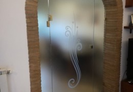 Porta satinata con disegno sabbiato e apertura oleodinamica