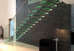 Scala e balaustra in vetro autoportante con illuminazione a led