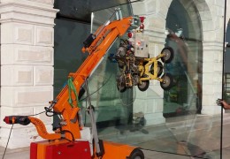 Montaggio vetrina blindata con gru e ventosa