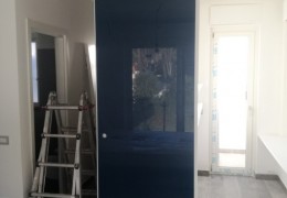 Porta scorrevole in vetro laccato temperato e stratificato